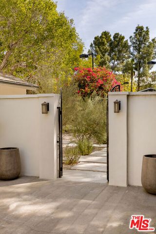 4915 WINNETKA Avenue, Woodland Hills, CA 91364