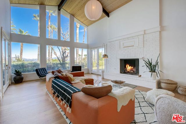 4915 WINNETKA Avenue, Woodland Hills, CA 91364