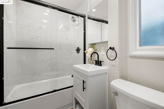 2050 E 30Th St, Oakland, CA 94606