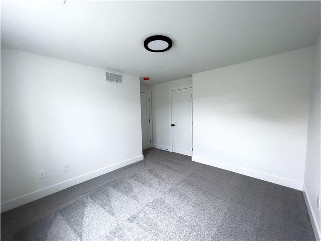 7036 Lake Ridge Avenue, Des Moines, IA 50320