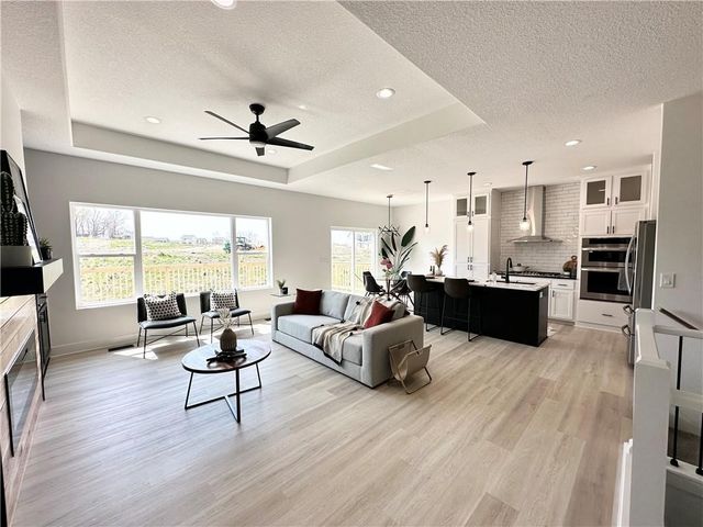 7036 Lake Ridge Avenue, Des Moines, IA 50320