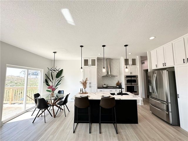 7036 Lake Ridge Avenue, Des Moines, IA 50320