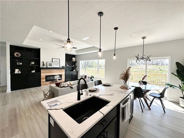 7036 Lake Ridge Avenue, Des Moines, IA 50320