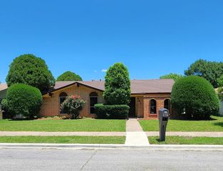 701 Woodcastle Drive, Garland, TX 75040