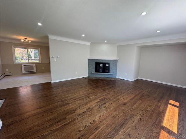 2731 Huntington Park Drive, Waterford Charter Township, MI 48329
