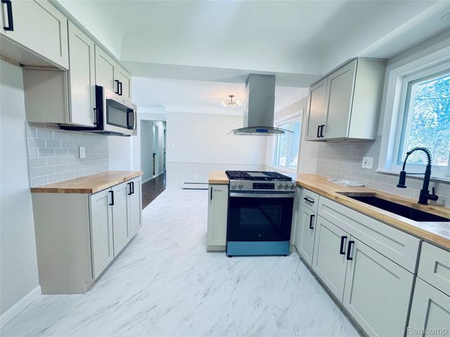 2731 Huntington Park Drive, Waterford Charter Township, MI 48329
