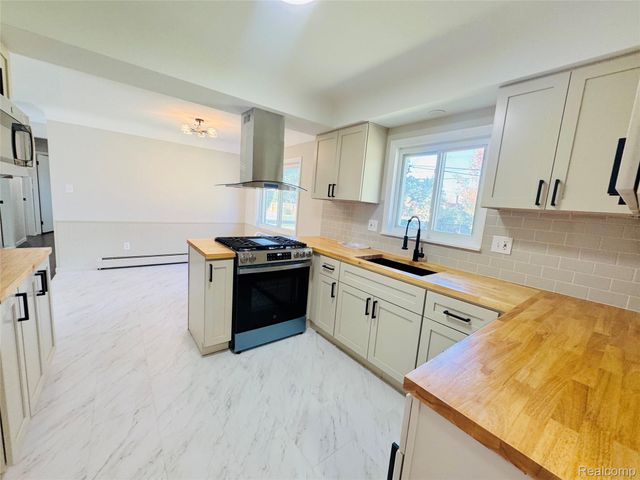 2731 Huntington Park Drive, Waterford Charter Township, MI 48329