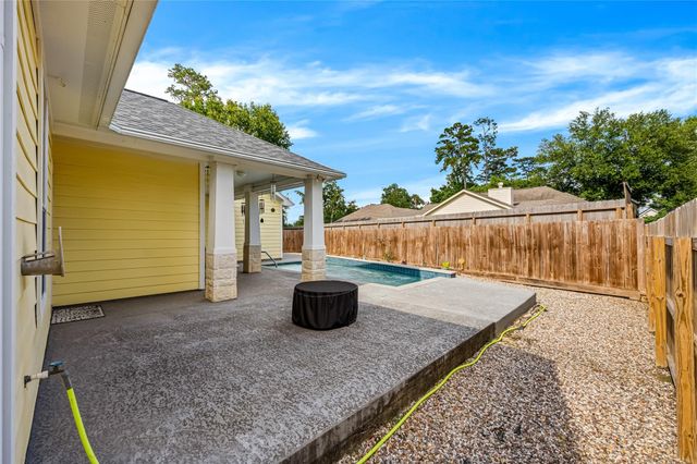 659 Chateau Woods Parkway Drive, Conroe, TX 77385