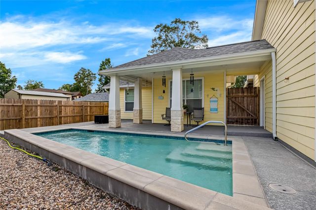 659 Chateau Woods Parkway Drive, Conroe, TX 77385