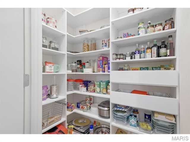 545 Long Acres Lane, Olivette, MO 63132