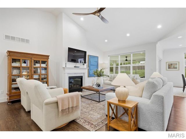 545 Long Acres Lane, Olivette, MO 63132