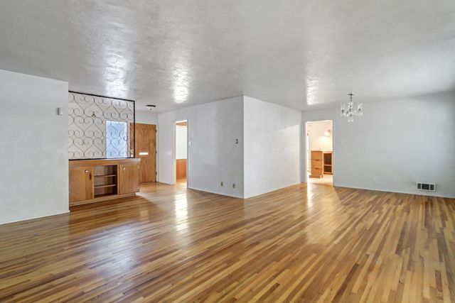 421 La Veta Drive NE, Albuquerque, NM 87108