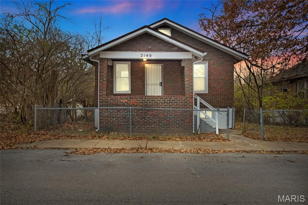 2140 Crescent Avenue, Hillsdale, MO 63121