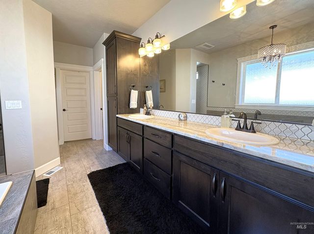 641 E Crest Ridge Dr, Meridian, ID 83642
