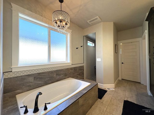 641 E Crest Ridge Dr, Meridian, ID 83642