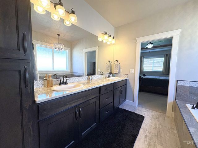 641 E Crest Ridge Dr, Meridian, ID 83642