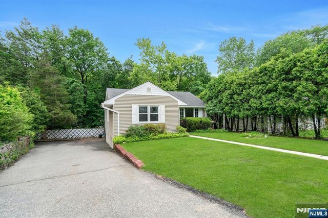 14 Mohawk Avenue, Oakland, NJ 07436