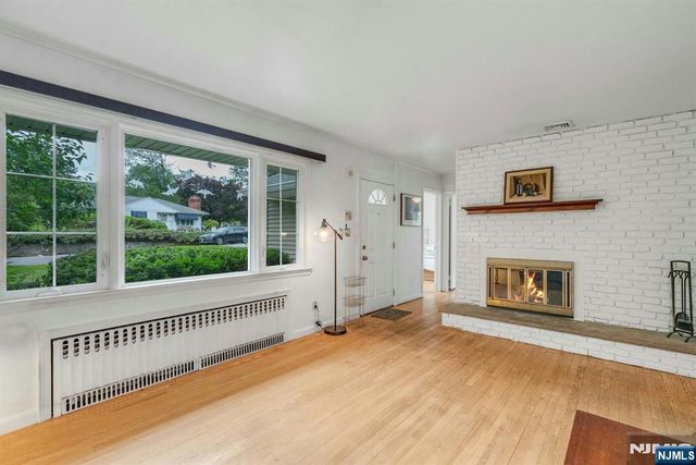 14 Mohawk Avenue, Oakland, NJ 07436