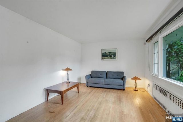 14 Mohawk Avenue, Oakland, NJ 07436