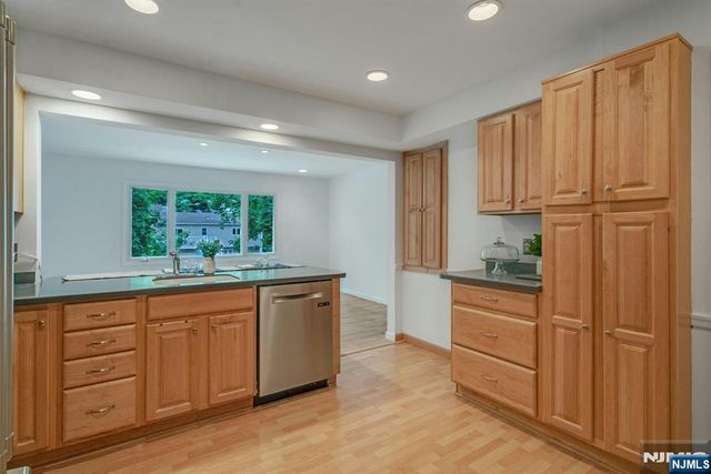 14 Mohawk Avenue, Oakland, NJ 07436