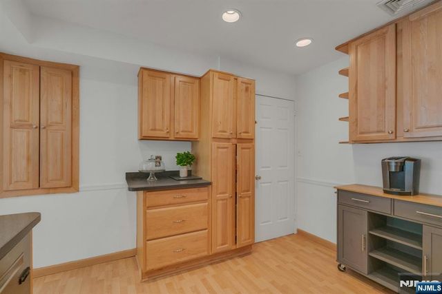 14 Mohawk Avenue, Oakland, NJ 07436