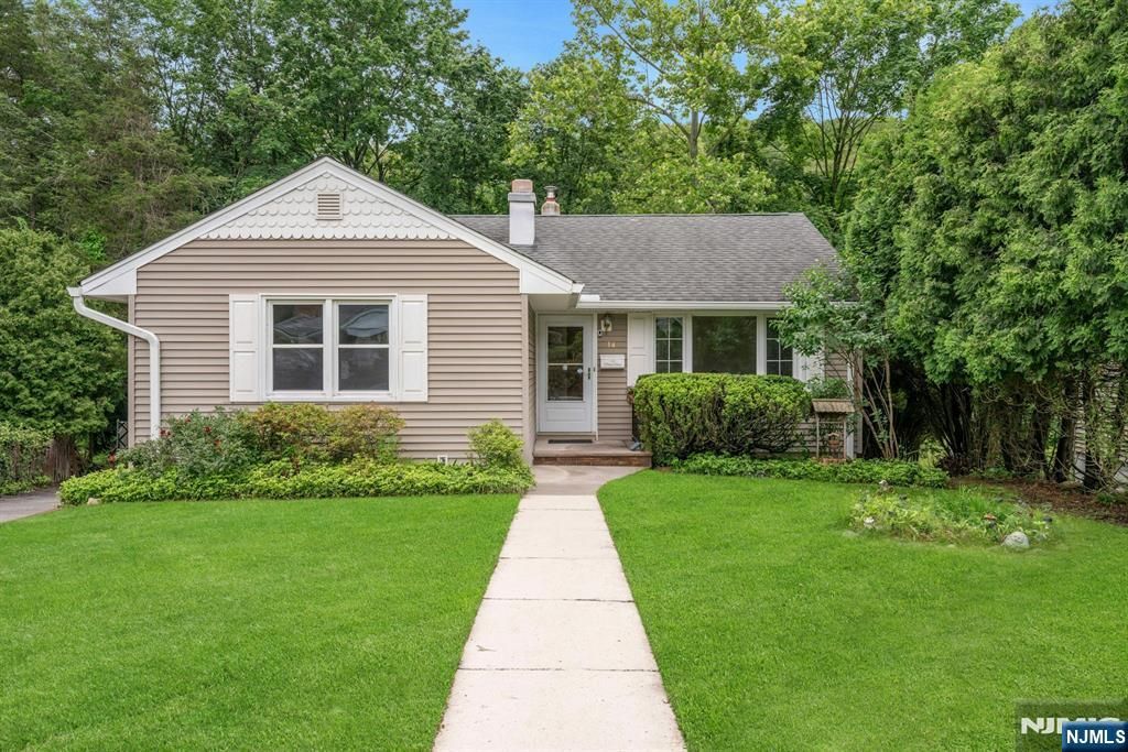 14 Mohawk Avenue, Oakland, NJ 07436