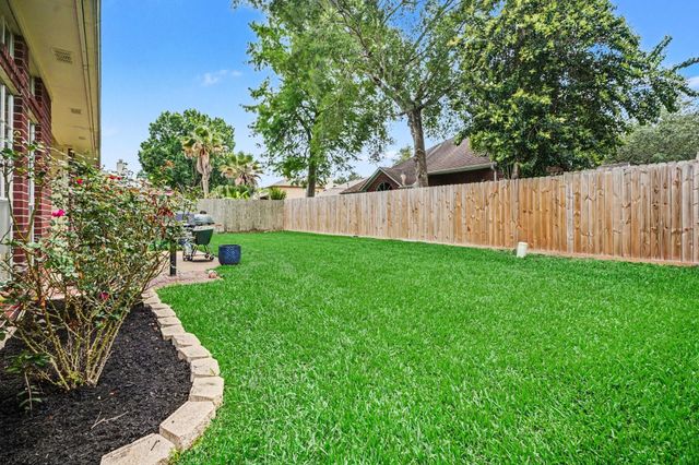 115 Island Breeze Circle, League City, TX 77573