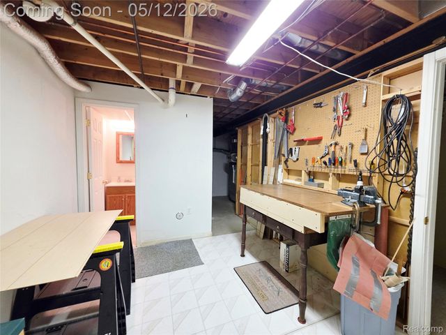 31897 John Michael Circle, Warren, MI 48093