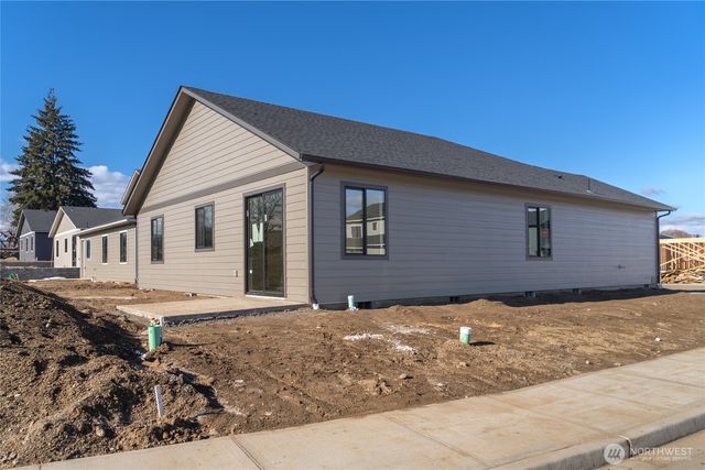 582 S Oasis Loop, East Wenatchee, WA 98802