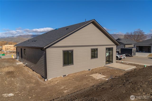 582 S Oasis Loop, East Wenatchee, WA 98802