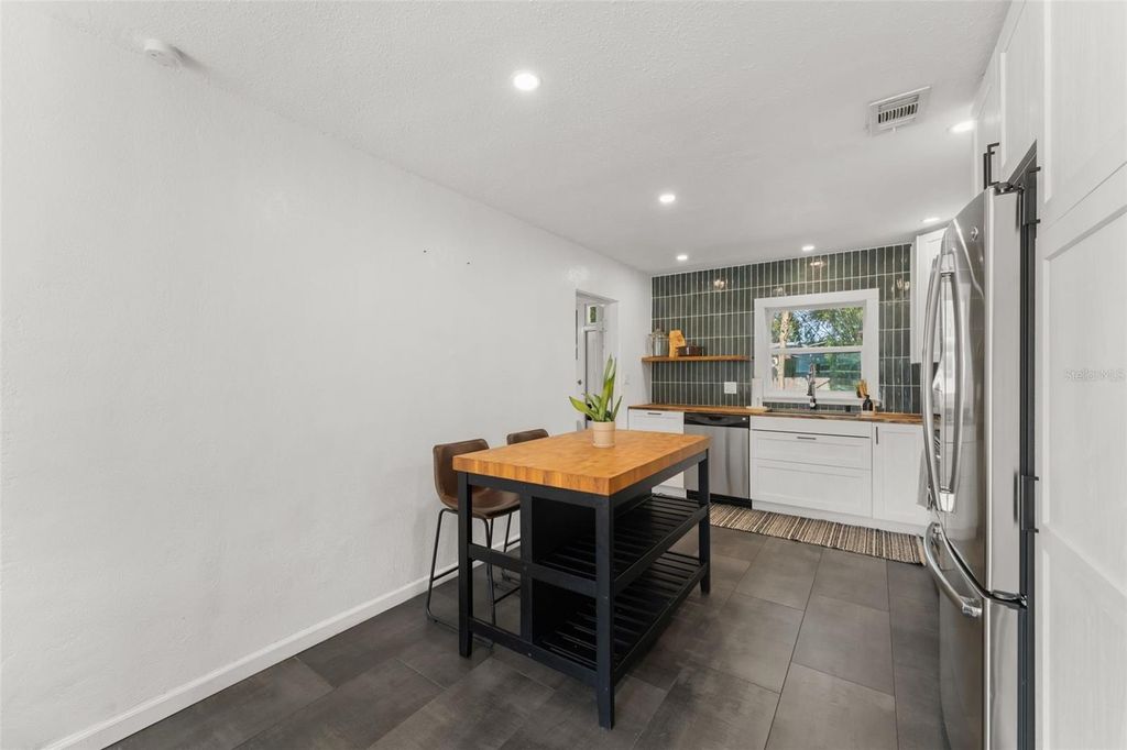 Image 8 of property listing at 2005 VIRGINIA DRIVE, Orlando, FL 32803