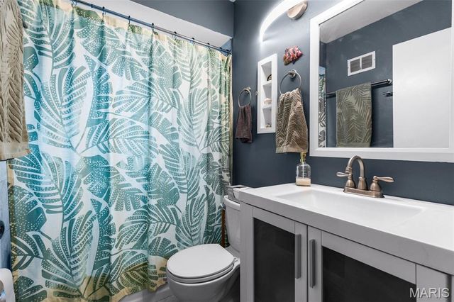 405 Oak Tree Drive, Webster Groves, MO 63119