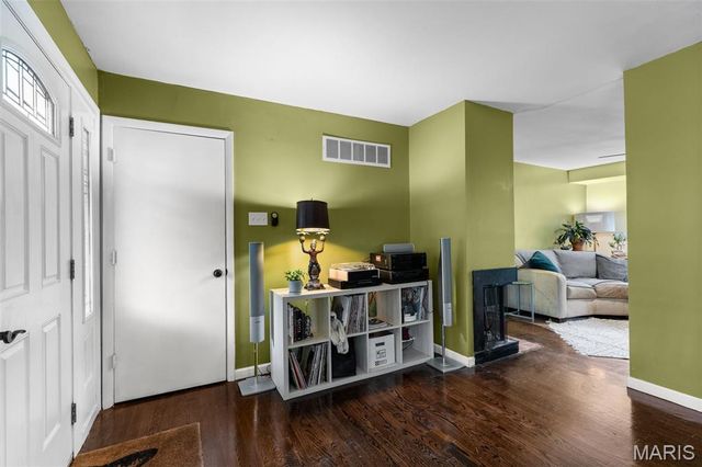 405 Oak Tree Drive, Webster Groves, MO 63119