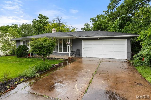 405 Oak Tree Drive, Webster Groves, MO 63119
