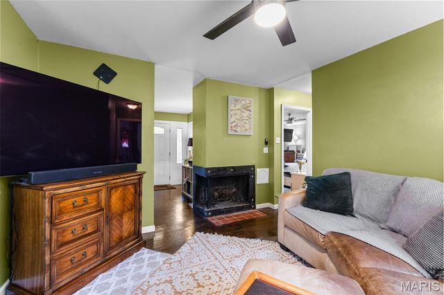 405 Oak Tree Drive, Webster Groves, MO 63119