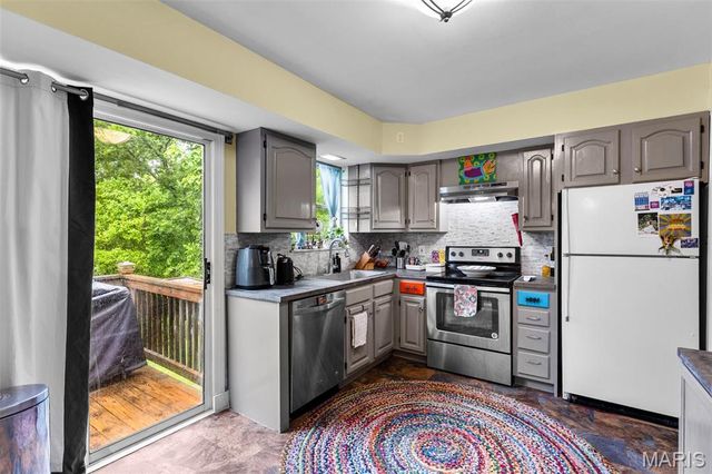 405 Oak Tree Drive, Webster Groves, MO 63119
