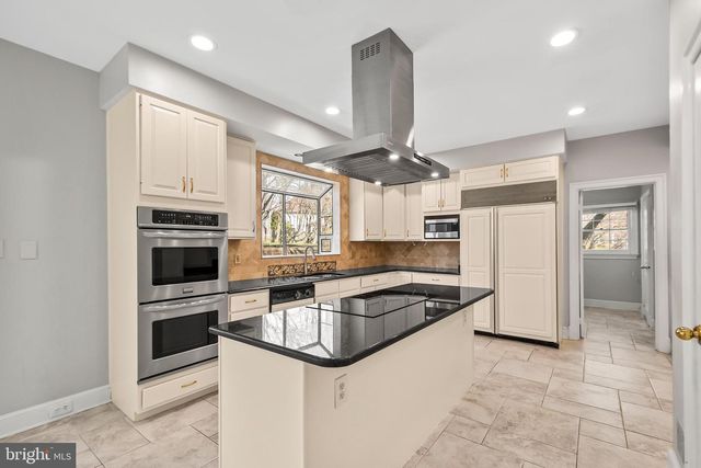 12187 BRECKNOCK ST, Oakton, VA 22124