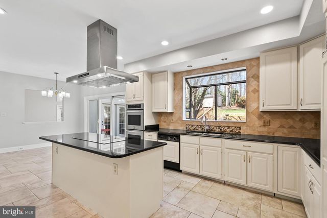 12187 BRECKNOCK ST, Oakton, VA 22124