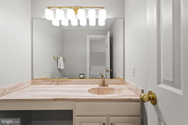 12187 BRECKNOCK ST, Oakton, VA 22124