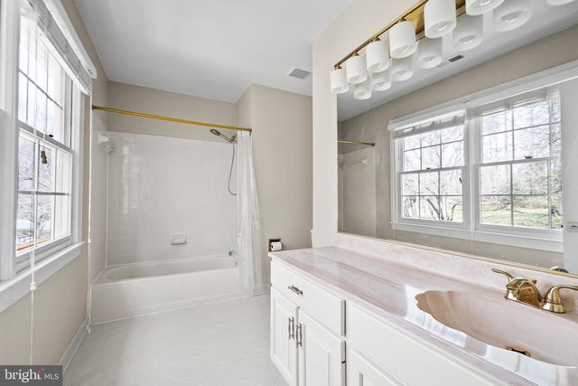 12187 BRECKNOCK ST, Oakton, VA 22124