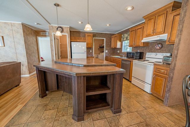 21800 SW 15TH AVENUE, Newberry, FL 32669