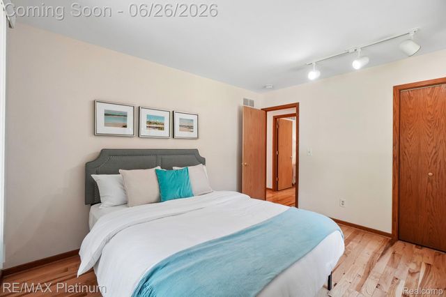 6100 Oak Valley Drive, Hamburg Township, MI 48189