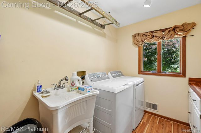6100 Oak Valley Drive, Hamburg Township, MI 48189