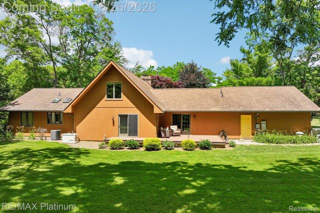 6100 Oak Valley Drive, Hamburg Township, MI 48189