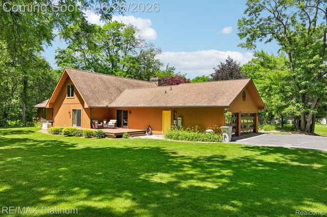 6100 Oak Valley Drive, Hamburg Township, MI 48189