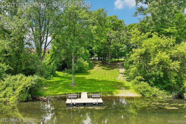 6100 Oak Valley Drive, Hamburg Township, MI 48189