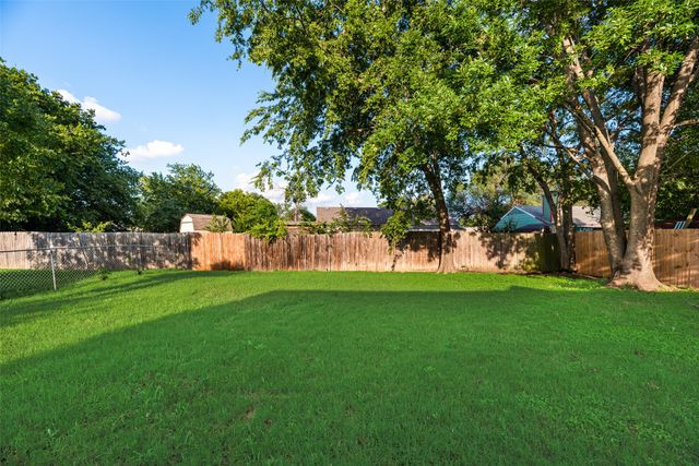 7204 Shadow Bend Drive, Fort Worth, TX 76137