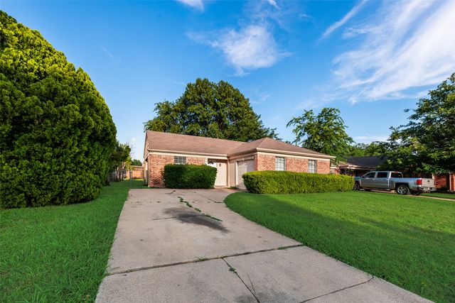 7204 Shadow Bend Drive, Fort Worth, TX 76137