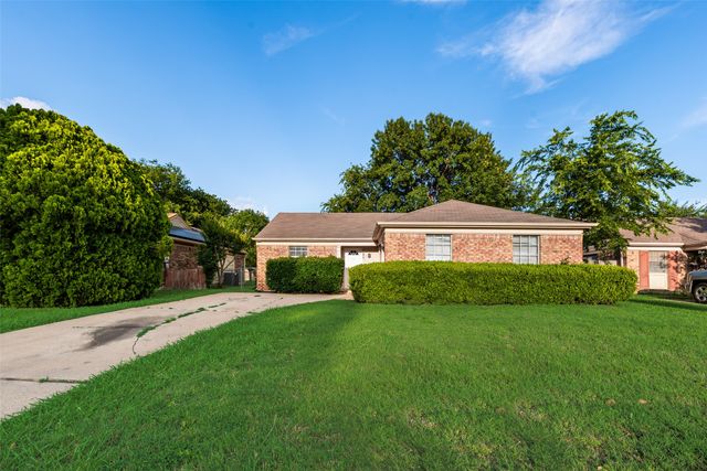 7204 Shadow Bend Drive, Fort Worth, TX 76137