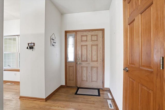 611 Woodland CIRCLE, Waterford, WI 53185
